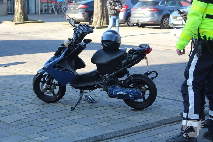 Flinke schade bij botsing tussen auto en scooter