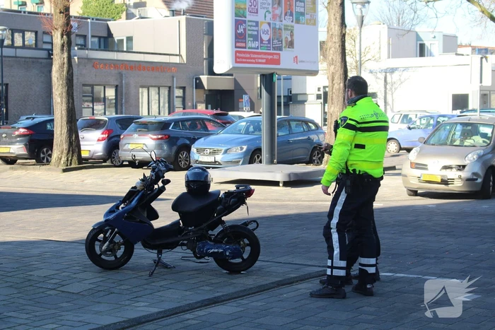 Flinke schade bij botsing tussen auto en scooter