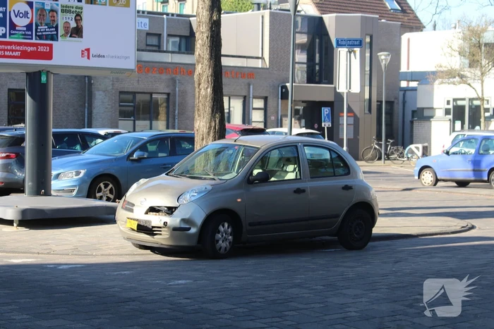 Flinke schade bij botsing tussen auto en scooter