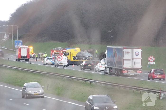 Vrachtwagen kantelt op snelweg