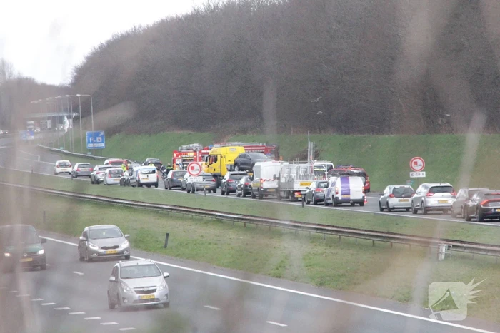 Vrachtwagen kantelt op snelweg