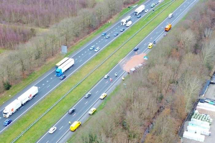 Vrachtwagen kantelt op snelweg