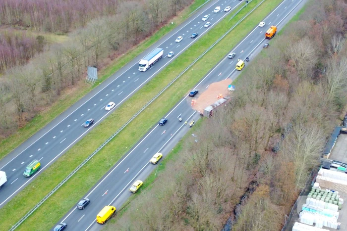Vrachtwagen kantelt op snelweg