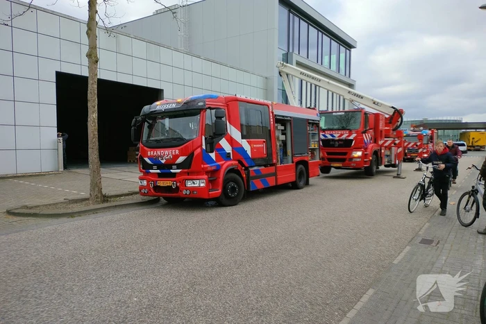 Brand op dak van bedrijfspand