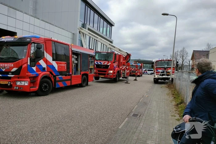 Brand op dak van bedrijfspand