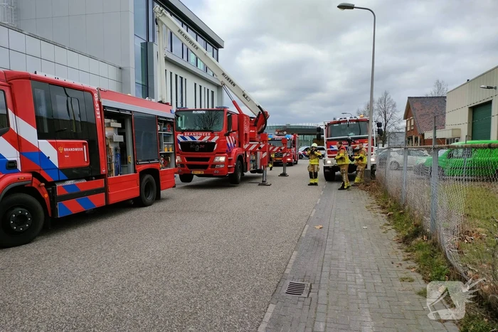 Brand op dak van bedrijfspand