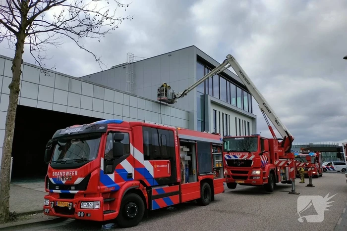 Brand op dak van bedrijfspand