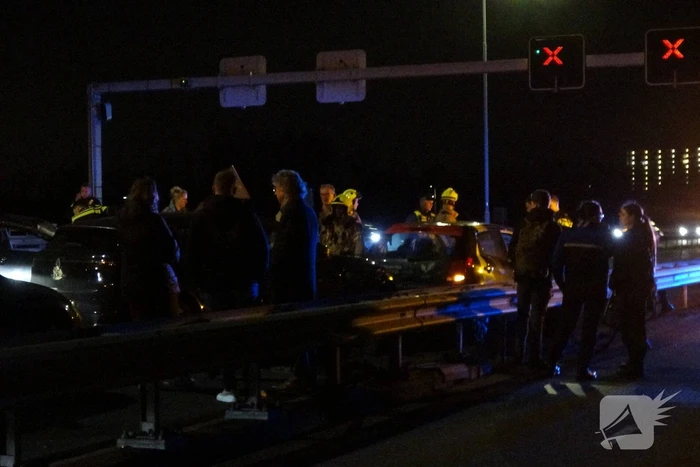 Auto over de kop bij ongeval tussen meerdere voertuigen
