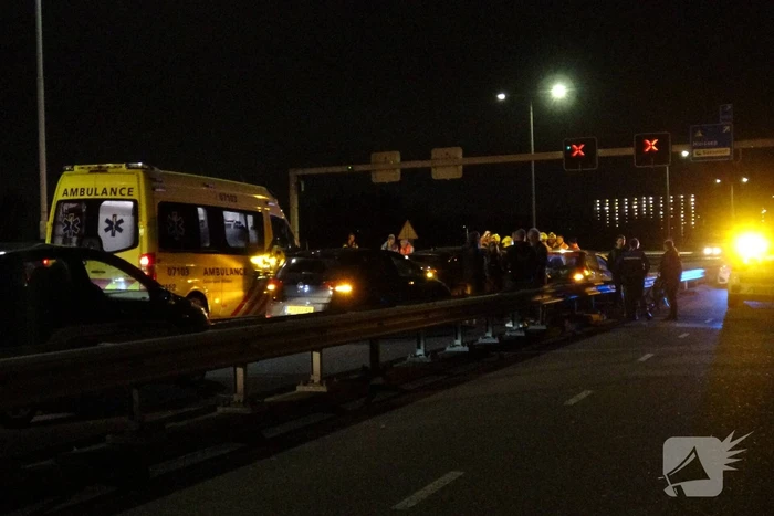 Auto over de kop bij ongeval tussen meerdere voertuigen