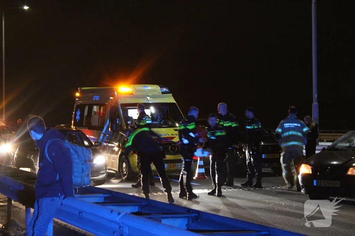 Auto over de kop bij ongeval tussen meerdere voertuigen