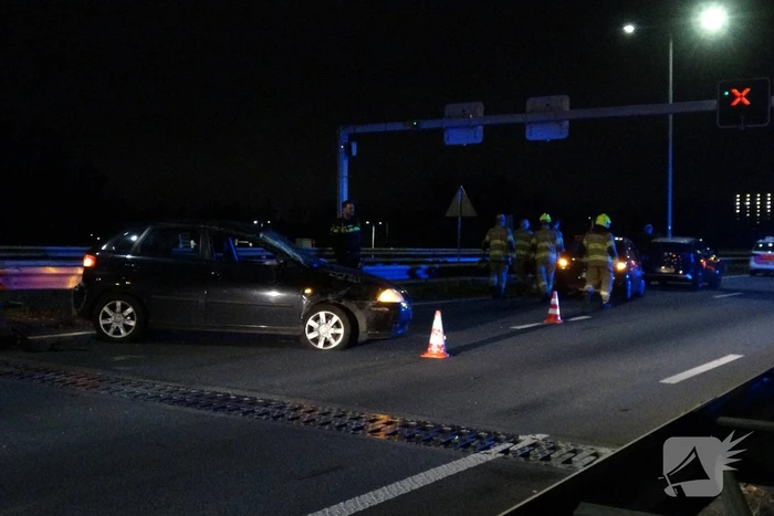 Auto over de kop bij ongeval tussen meerdere voertuigen