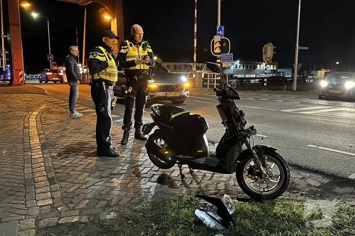 Twee gewonden na aanrijding tussen auto en scooter