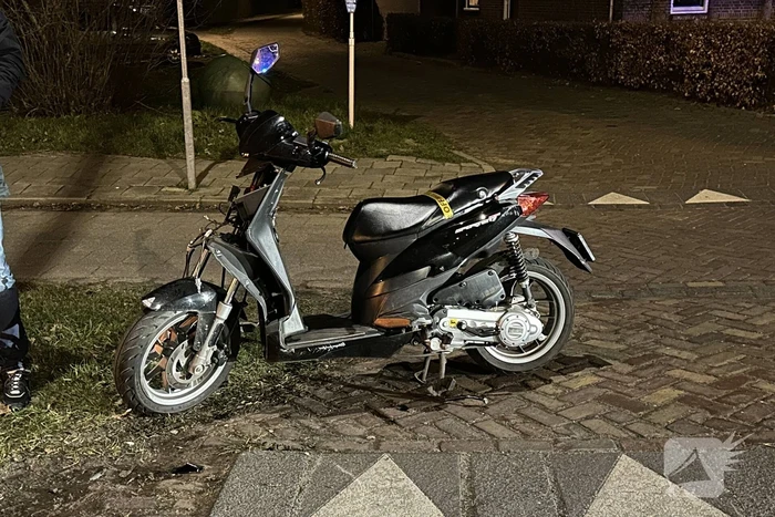 Twee gewonden na aanrijding tussen auto en scooter
