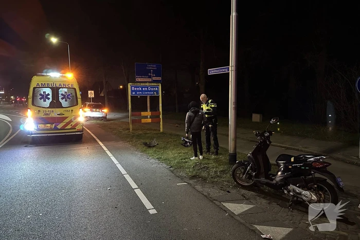 Twee gewonden na aanrijding tussen auto en scooter