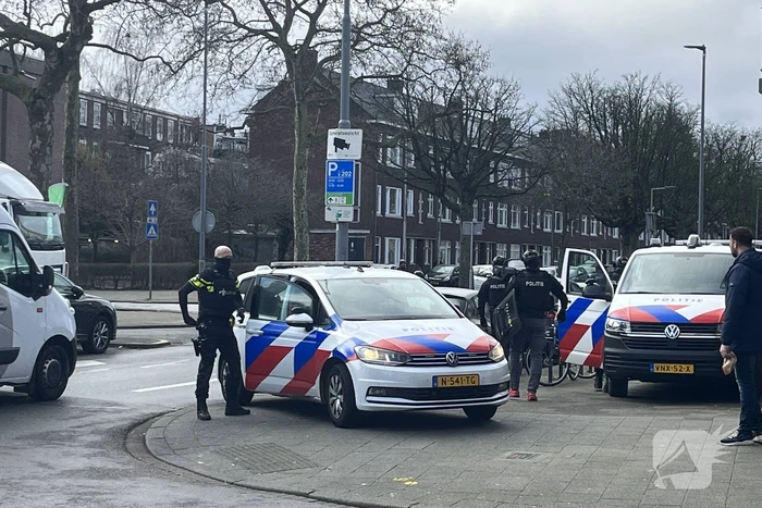 Politie groots ingezet voor persoon op dak van flat