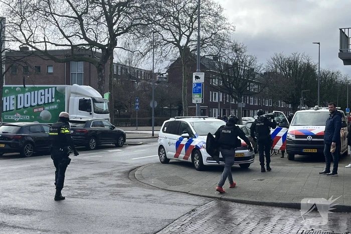 Politie groots ingezet voor persoon op dak van flat