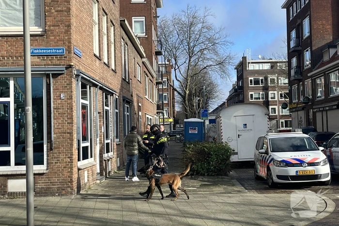 Politie groots ingezet voor persoon op dak van flat