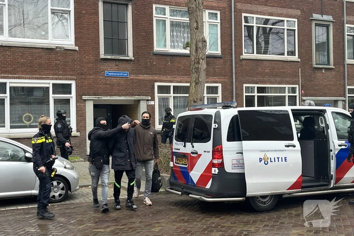 Politie groots ingezet voor persoon op dak van flat