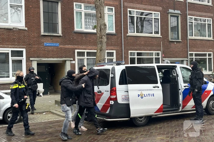 Politie groots ingezet voor persoon op dak van flat