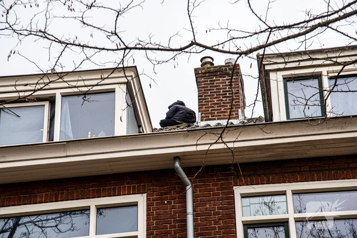 Politie groots ingezet voor persoon op dak van flat