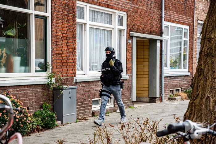 Politie groots ingezet voor persoon op dak van flat
