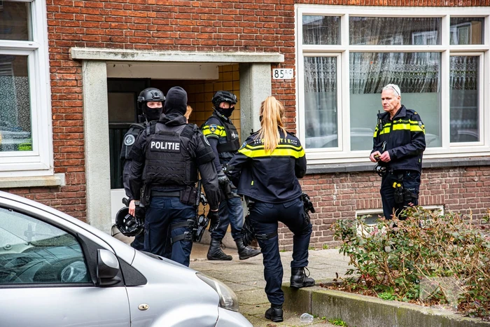 Politie groots ingezet voor persoon op dak van flat