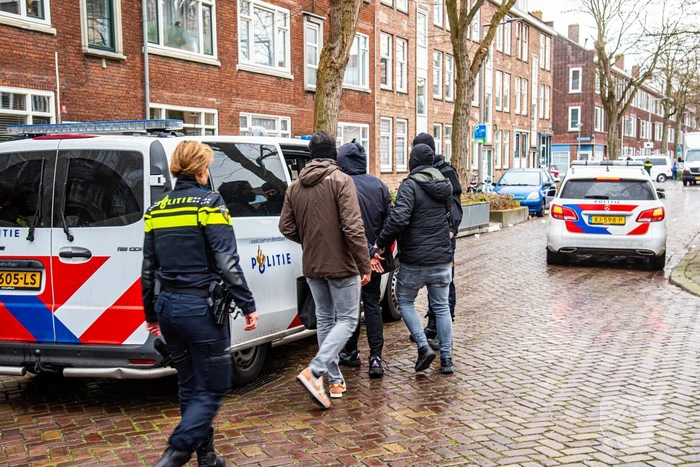 Politie groots ingezet voor persoon op dak van flat