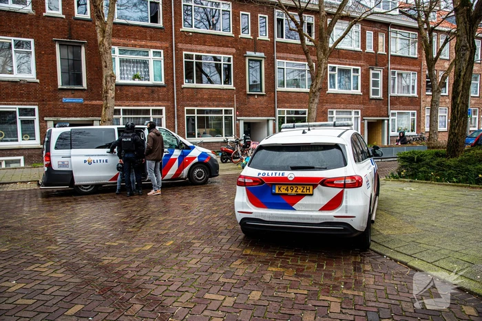 Politie groots ingezet voor persoon op dak van flat