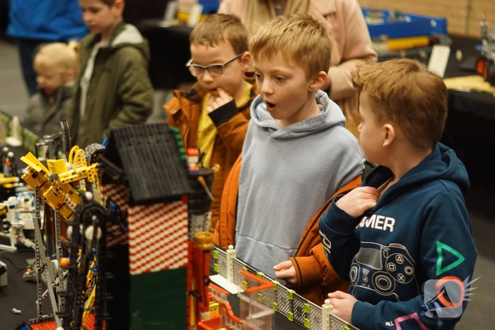 Sporthal vol met LEGO Stenen