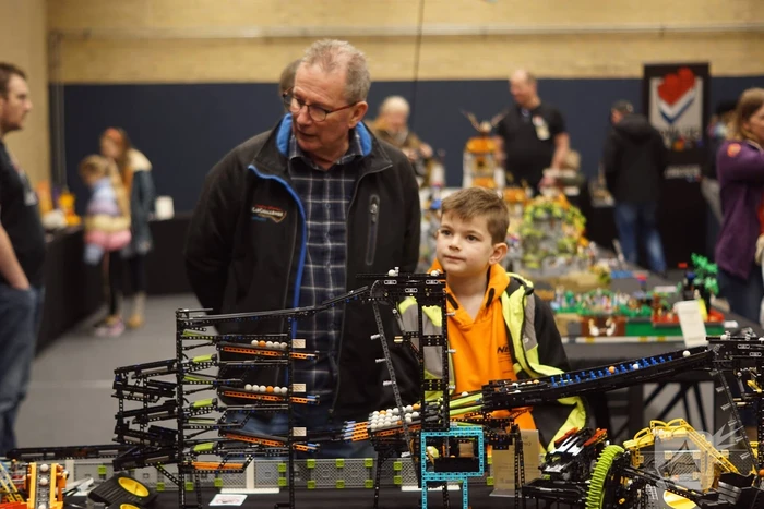Sporthal vol met LEGO Stenen