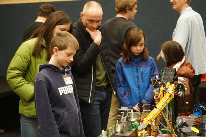 Sporthal vol met LEGO Stenen