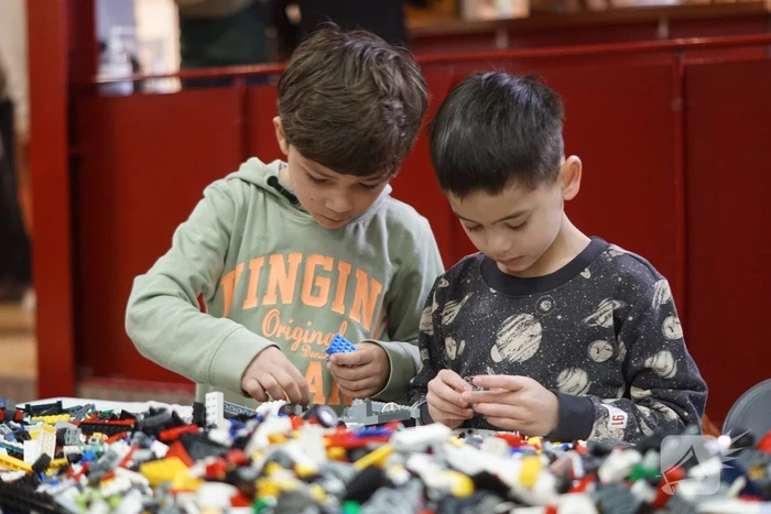 Sporthal vol met LEGO Stenen