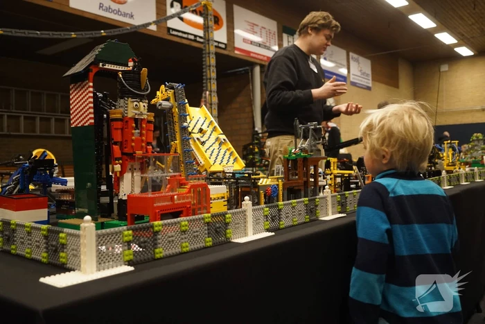 Sporthal vol met LEGO Stenen