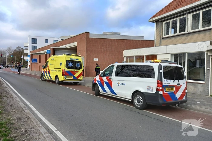 Scooterrijder botst achterop auto