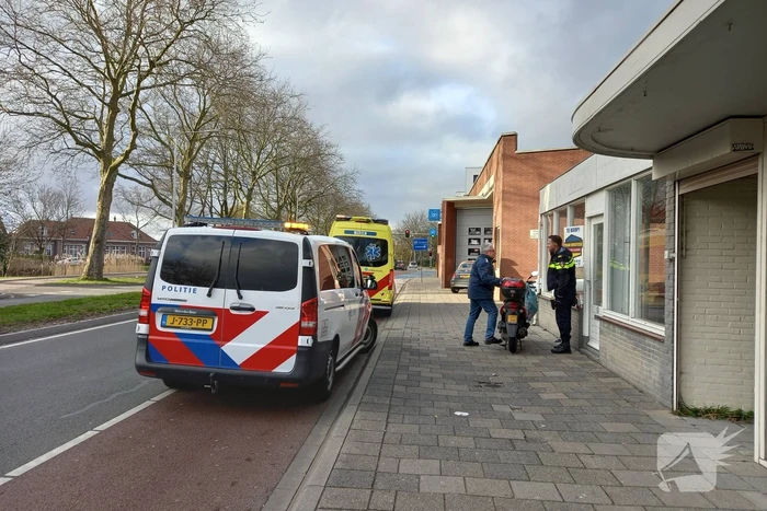Scooterrijder botst achterop auto