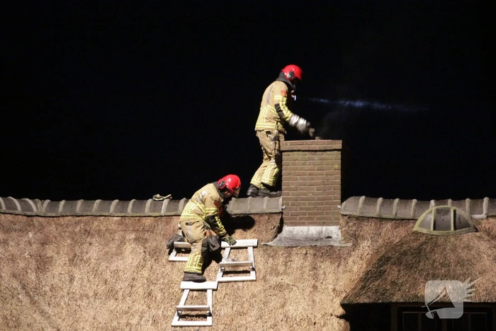 Schoorsteenbrand in rietgedekte woning