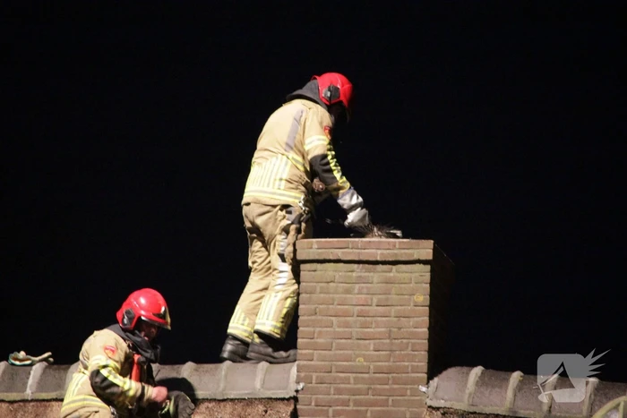Schoorsteenbrand in rietgedekte woning