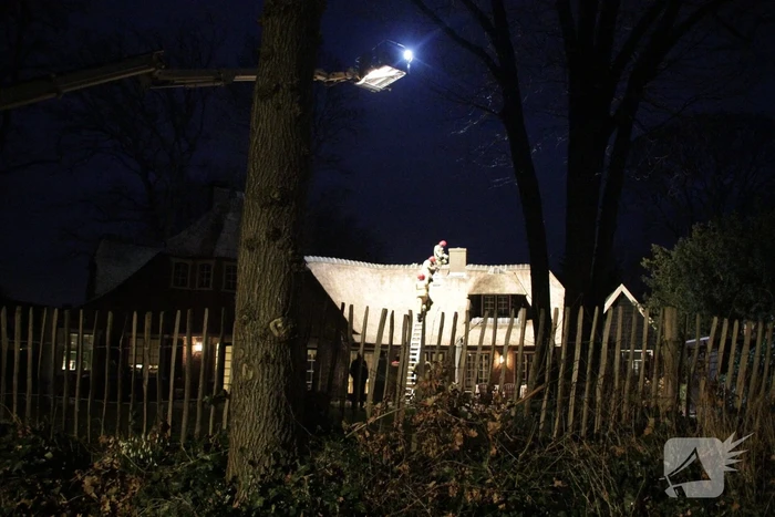Schoorsteenbrand in rietgedekte woning