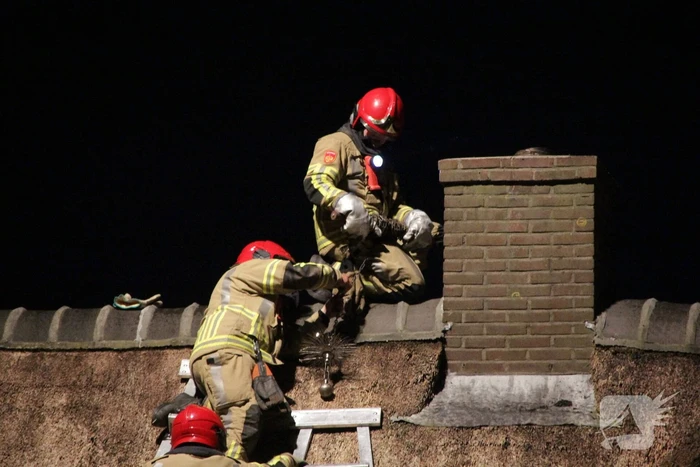 Schoorsteenbrand in rietgedekte woning