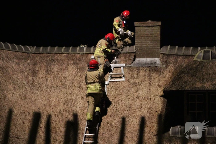 Schoorsteenbrand in rietgedekte woning