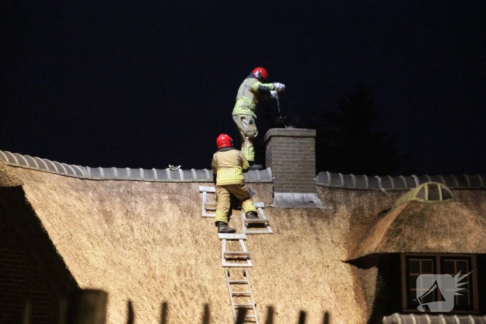 Schoorsteenbrand in rietgedekte woning