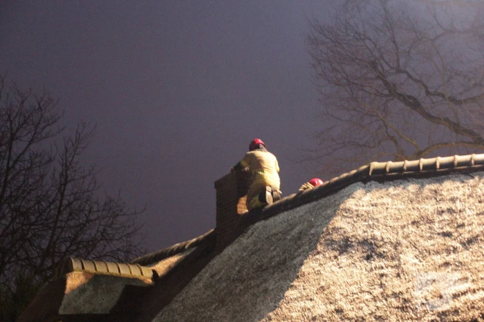 Schoorsteenbrand in rietgedekte woning