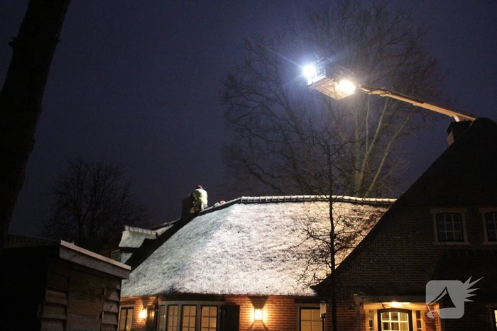 Schoorsteenbrand in rietgedekte woning