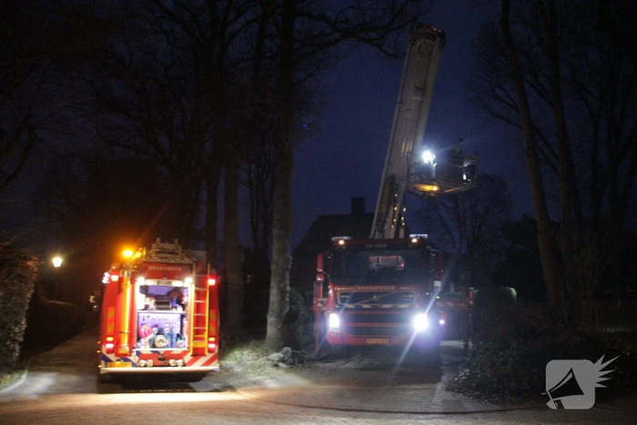 Schoorsteenbrand in rietgedekte woning