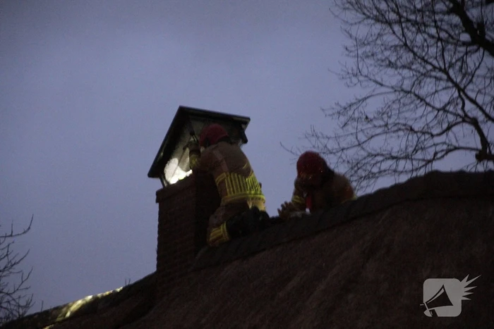Schoorsteenbrand in rietgedekte woning