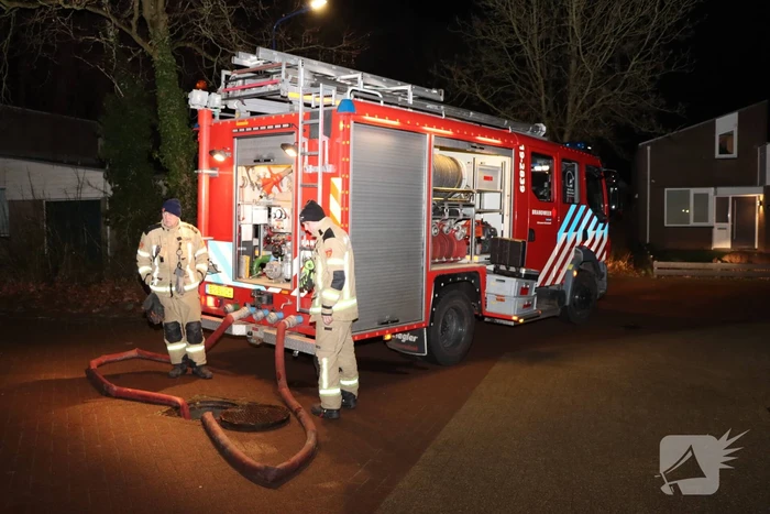 Brandweer spoelt riool door vanwege vreemde lucht