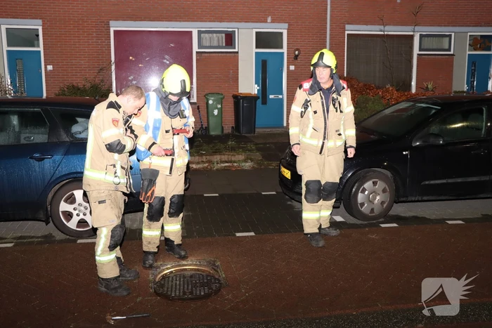 Brandweer spoelt riool door vanwege vreemde lucht