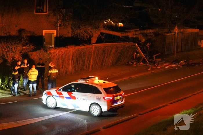 Auto rijdt door tuin waarna bestuurder vlucht