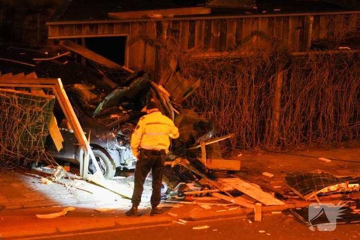 Auto rijdt door tuin waarna bestuurder vlucht