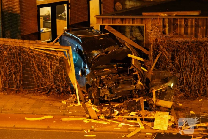 Auto rijdt door tuin waarna bestuurder vlucht